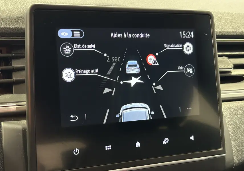 Écran tactile intérieur du Renault Captur 2020 montrant les aides à la conduite avec affichage clair et moderne.