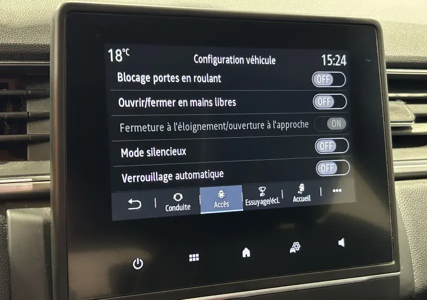 Écran tactile central du Renault Captur 2020 affichant les réglages de configuration véhicule en intérieur.