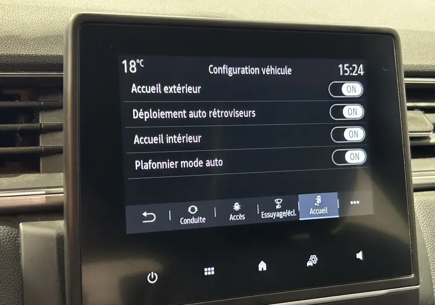Écran tactile central du tableau de bord du Renault Captur 2020 affichant les réglages de configuration véhicule.