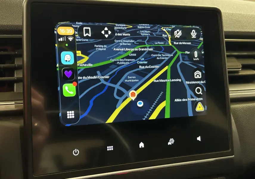 Écran tactile du GPS intégré dans le tableau de bord du Renault Captur 1.5 Blue dCi gris, affichant une carte détaillée.