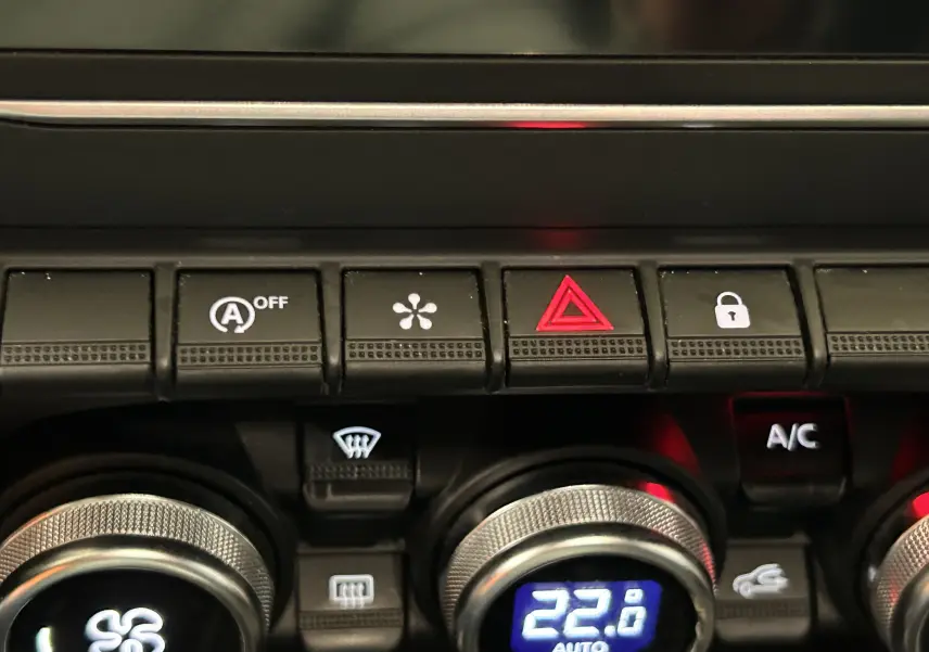 Détail du tableau de bord du Renault Captur 2020 montrant les commandes de climatisation et les boutons de fonction.