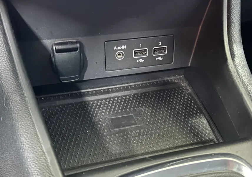 Gros plan sur la console centrale noire du Renault Captur 2020 montrant ports USB et prise Aux-In.