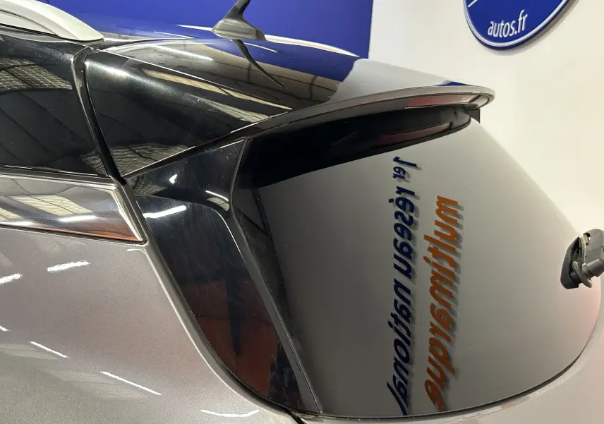 Vue rapprochée de l'arrière droit du Renault Captur gris, mettant en valeur la lunette arrière teintée et l'antenne toit.