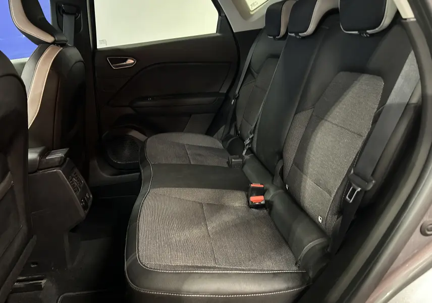Vue latérale droite de la banquette arrière gris foncé avec sellerie mixte tissu et cuir du Renault Captur 2020.