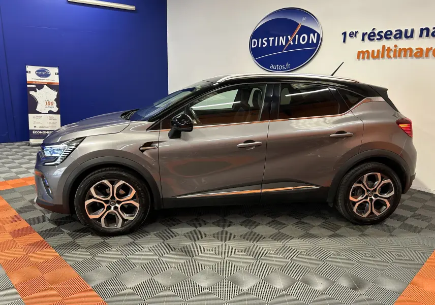 Renault Captur gris vue de profil côté gauche, avec jantes alliage et détails noirs sur les bas de caisse.