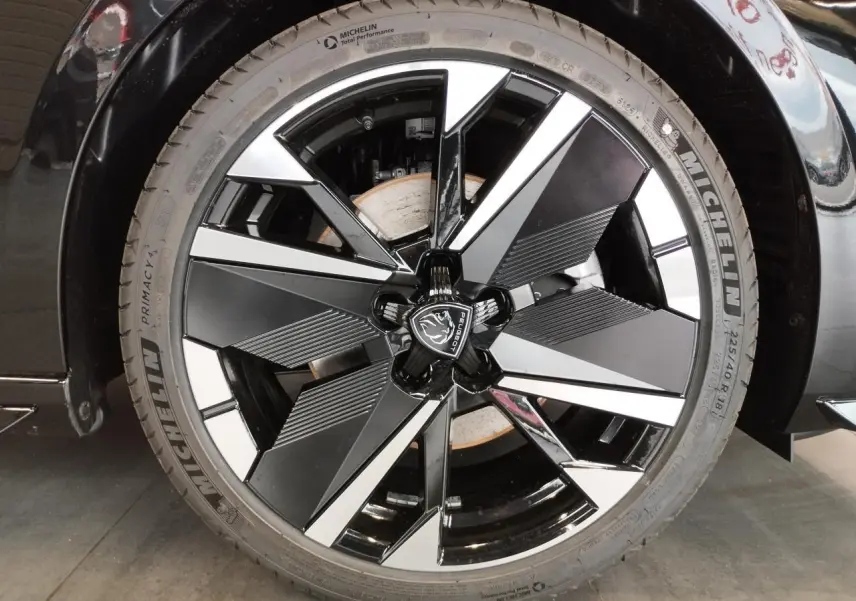 Gros plan sur la jante alliage 18" bi-tons noir et argent du PEUGEOT 308 1.2i Hybrid noir métallisé.