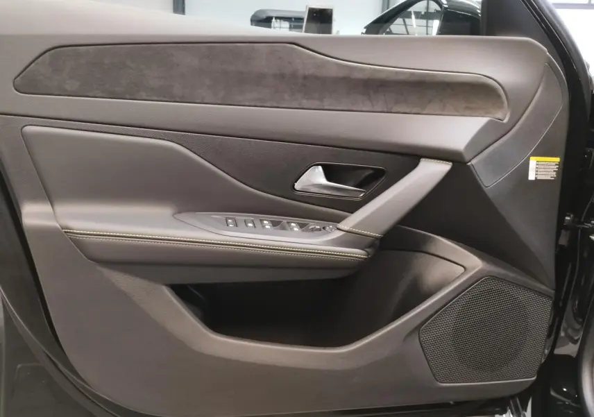 Vue intérieure côté gauche de la porte avant noire avec garniture en similicuir et insert en Alcantara gris.