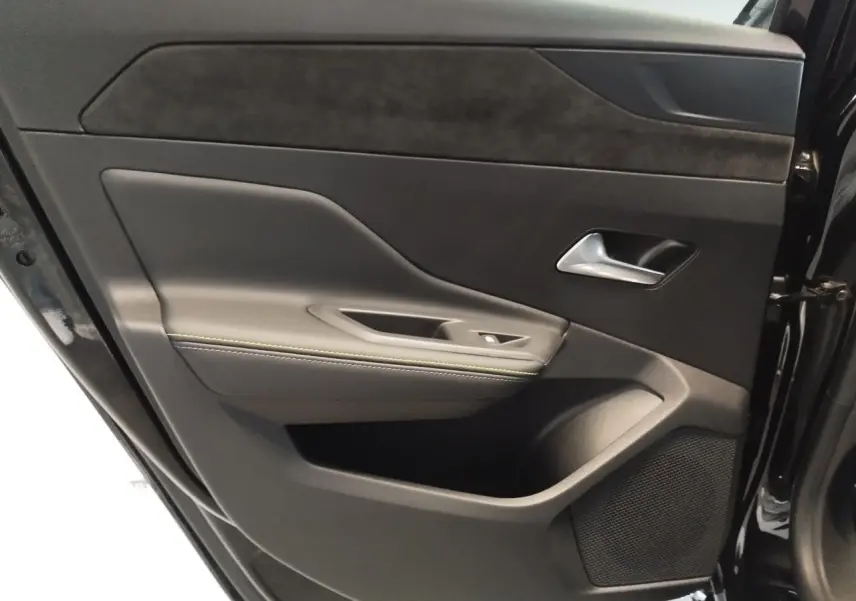 Intérieur de la porte arrière droite d’une Peugeot 308 noire, avec surpiqûres vert Adamite et insert Alcantara.