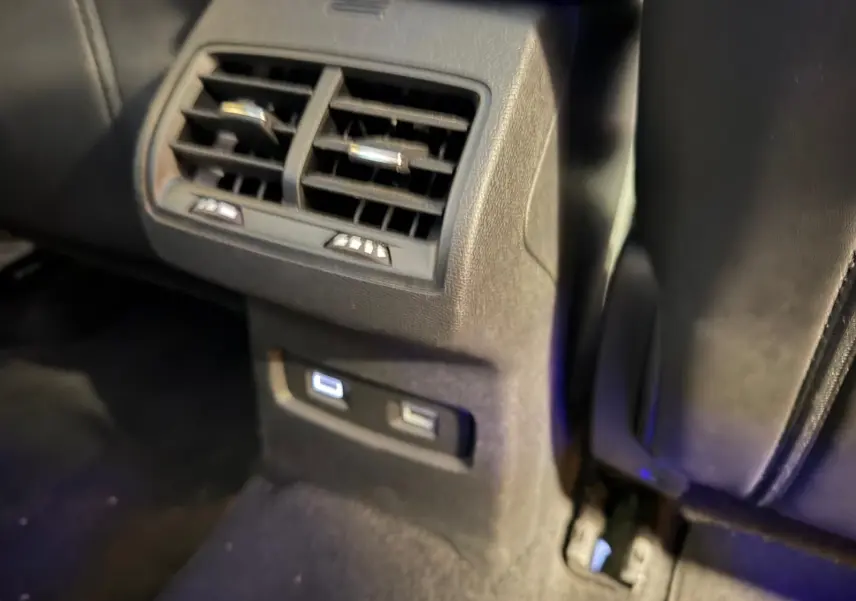 Détail des aérateurs arrière et ports USB lumineux dans l’habitacle noir du Citroën C4 X 2021.