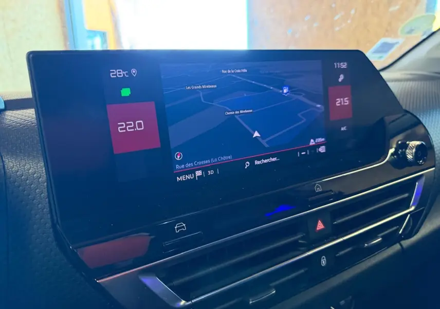 Vue rapprochée de l’écran tactile central du tableau de bord de la Citroën C4 X 1.5 BlueHDi 130 avec navigation affichée.