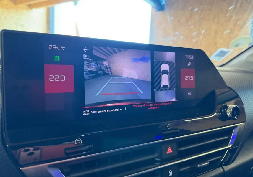Écran tactile intérieur de la Citroën C4 X 2021 montrant la caméra de recul et les réglages de climatisation.