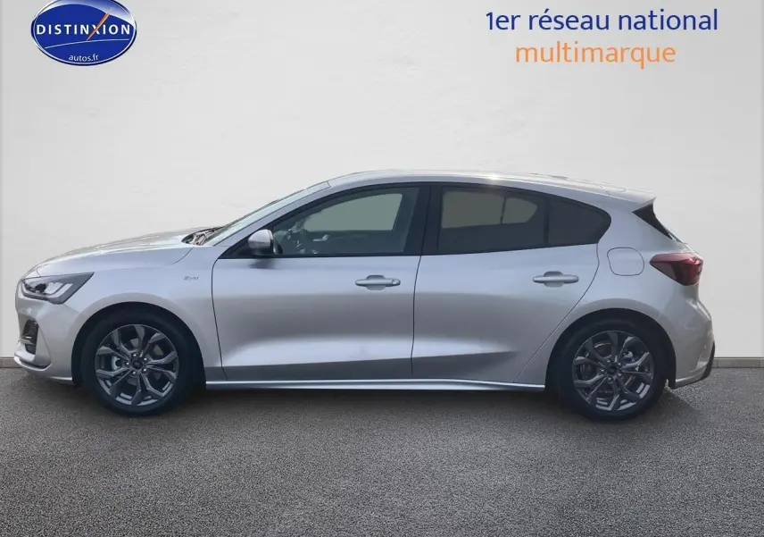 Profil côté gauche de la Ford Focus 2025 gris clair avec jantes alu 17 pouces et toit noir.