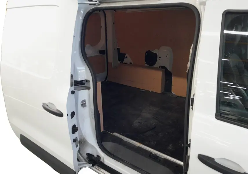 Vue latérale gauche sur le Renault Express Van blanc 2023 avec porte coulissante ouverte montrant l'espace de chargement vide.