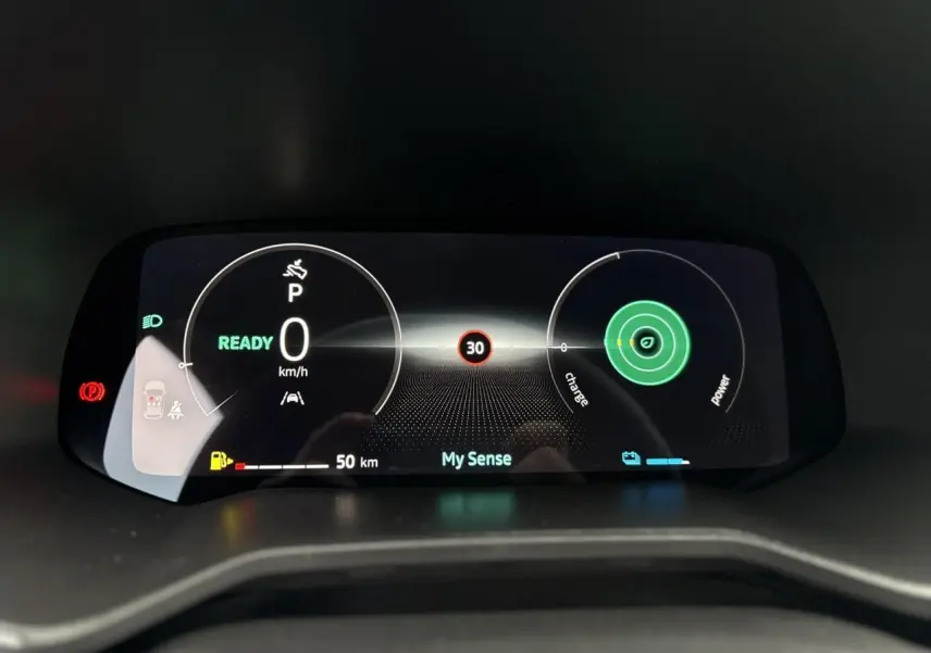 Tableau de bord numérique de la Renault Clio Gris Rafale 2025 affichant vitesse, mode My Sense et autonomie hybride.