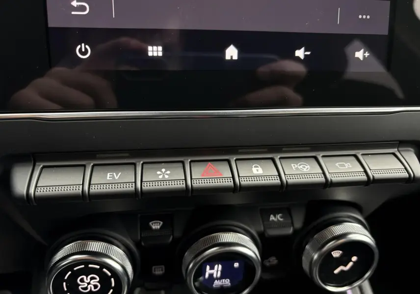 Vue rapprochée des commandes centrales et boutons fonctionnels du tableau de bord de la Renault Clio Gris Rafale 2025.