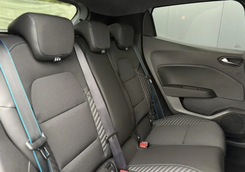 Vue intérieure côté droit des sièges arrière noirs avec surpiqûres bleues de la Renault Clio Esprit Alpine 2025.