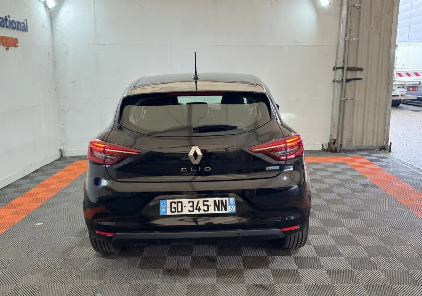 Vue arrière d'une Renault Clio Business E-Tech hybride noire de 2021 avec feux arrière LED allumés.