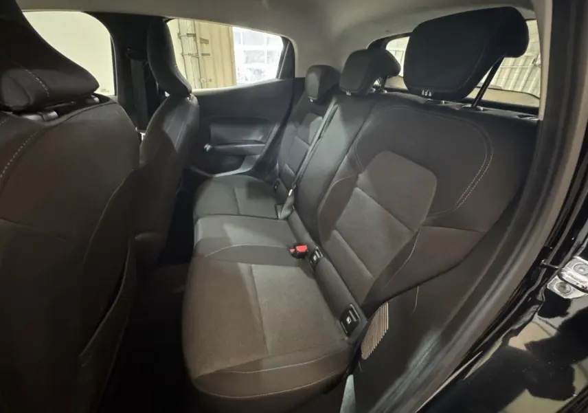 Vue intérieure côté droit montrant la banquette arrière noire de la Renault Clio Business E-Tech hybride 2021.