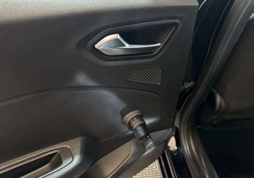 Gros plan sur la poignée de porte arrière gauche noire de la Renault Clio Business E-Tech hybride 2021.