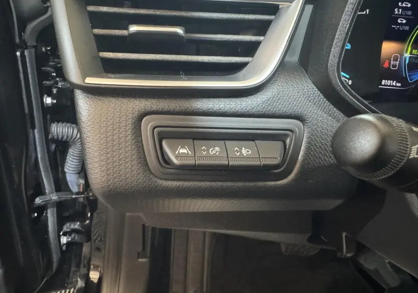 Vue rapprochée du tableau de bord noir de la Renault Clio Business E-Tech hybride, avec commandes d’aide à la conduite.