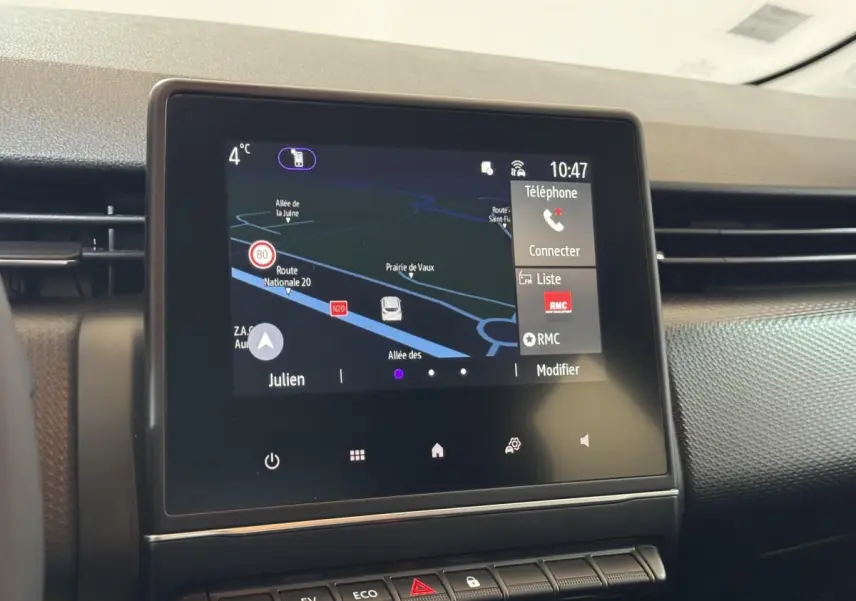 Écran tactile central de navigation 3D dans l’habitacle d’une Renault Clio Business E-Tech hybride noire, vue de face.