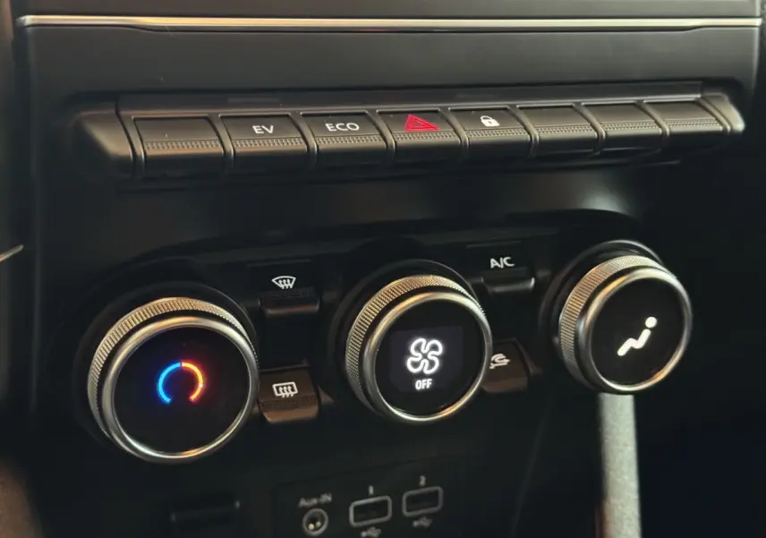 Gros plan sur les commandes de climatisation et les boutons de fonction du tableau de bord de la Renault Clio Business E-Tech hybride 2021.