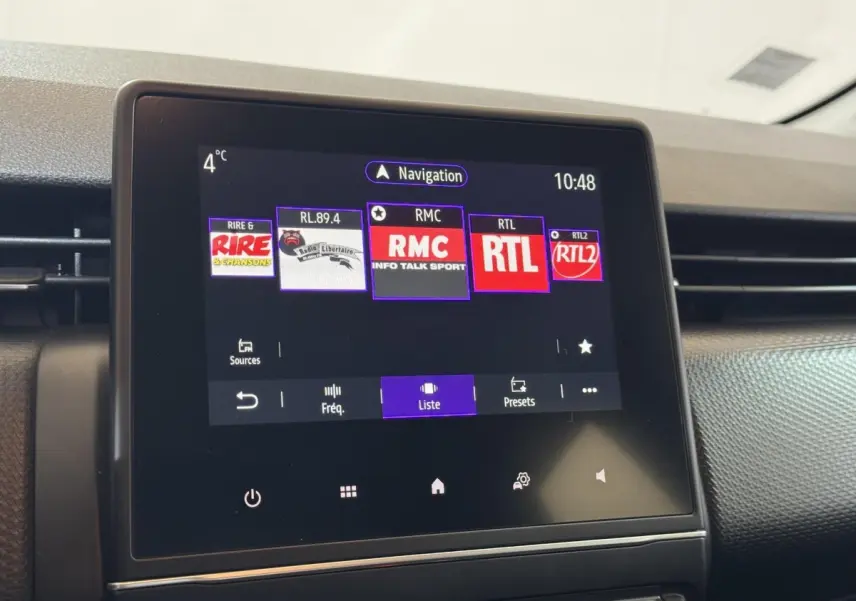 Écran tactile central 7 pouces de la Renault Clio Business E-Tech hybride 2021, affichant les stations radio.