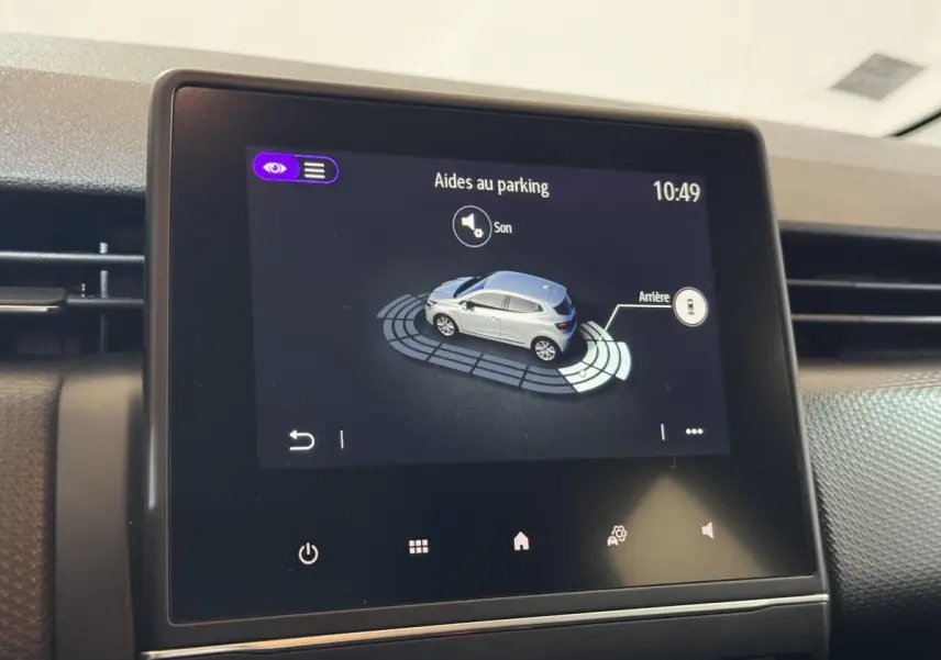Écran tactile central affichant l'aide au stationnement avec vue 3D d'une Renault Clio Business E-Tech hybride noire.
