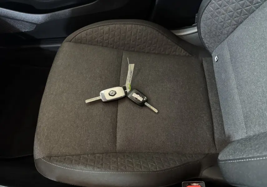 Gros plan sur la banquette arrière grise de la Renault Clio Business E-Tech hybride 2021 avec deux clés posées dessus.