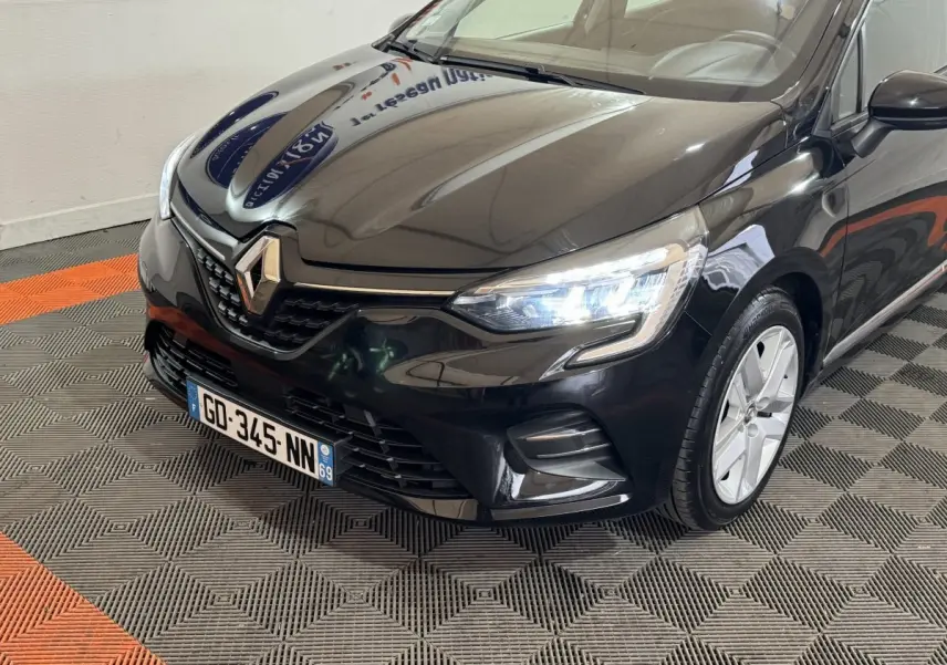 Renault Clio Business E-Tech hybride noir vue 3/4 avant droit avec phares LED allumés et calandre distinctive.