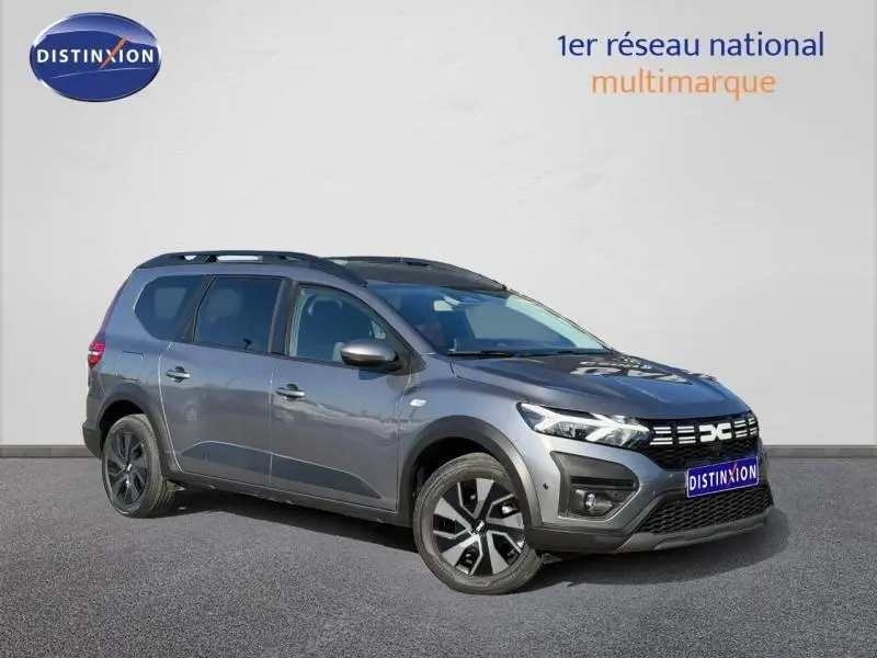 Vue 3/4 avant droit d'un Dacia Jogger gris schiste métallisé 2025 avec toit noir et jantes alliage distinctives.