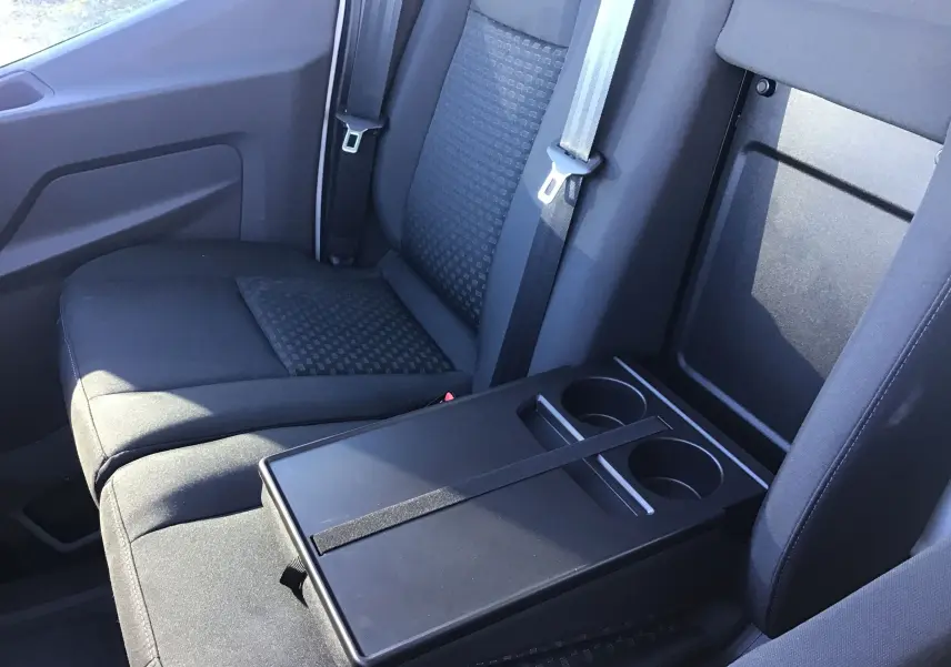 Vue rapprochée de la banquette noire côté droit du Ford Transit Châssis Cabine blanc avec accoudoir et porte-gobelets.