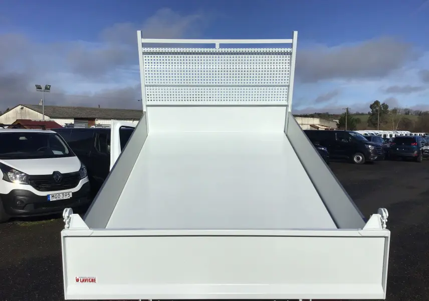 Vue arrière frontale d'une benne blanche Ford Transit Chassis Cabine L2 T350 2024, plateau vide et grillage de protection.