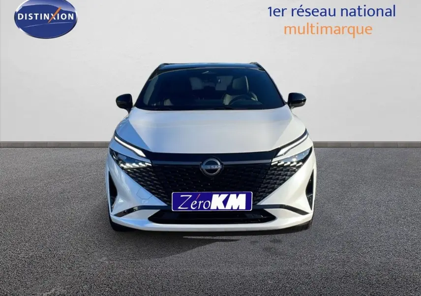 Vue frontale d'un Nissan Qashqai blanc nacré avec toit noir, calandre noire et phares LED modernes.