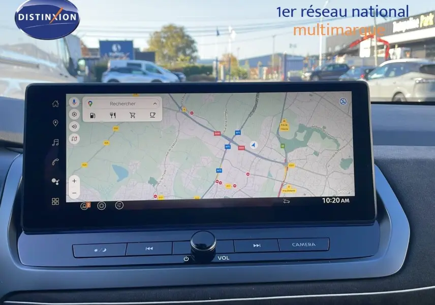 Écran tactile central affichant la navigation GPS dans un Nissan Qashqai 2025, intérieur moderne et épuré.