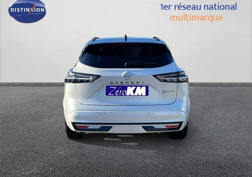 Vue arrière d'un Nissan Qashqai blanc nacré avec toit noir, version hybride 1.5 VCT E-POWER 190CH N-DESIGN 2025.