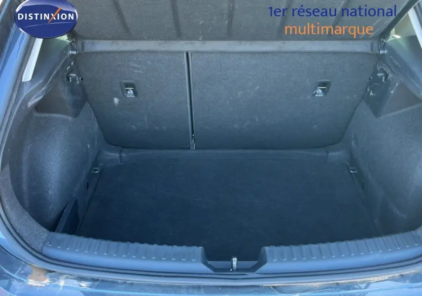 Coffre ouvert vu de l'arrière d'une SEAT LEON 1.5 TSI 115CH DSG Style 25 Anniversaire gris magnétique métal.