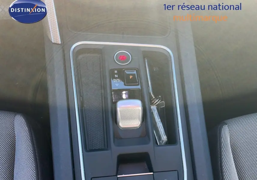 Vue plongeante sur la console centrale de la SEAT Leon gris magnétique, mettant en valeur le sélecteur de boîte automatique.