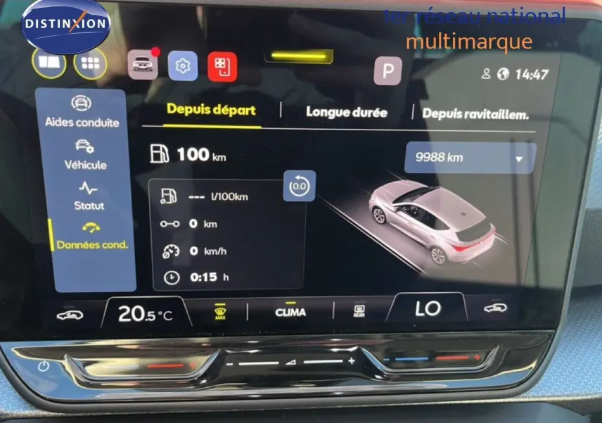 Écran tactile intérieur montrant les données de conduite d’une SEAT Leon gris magnétique, vue de face.