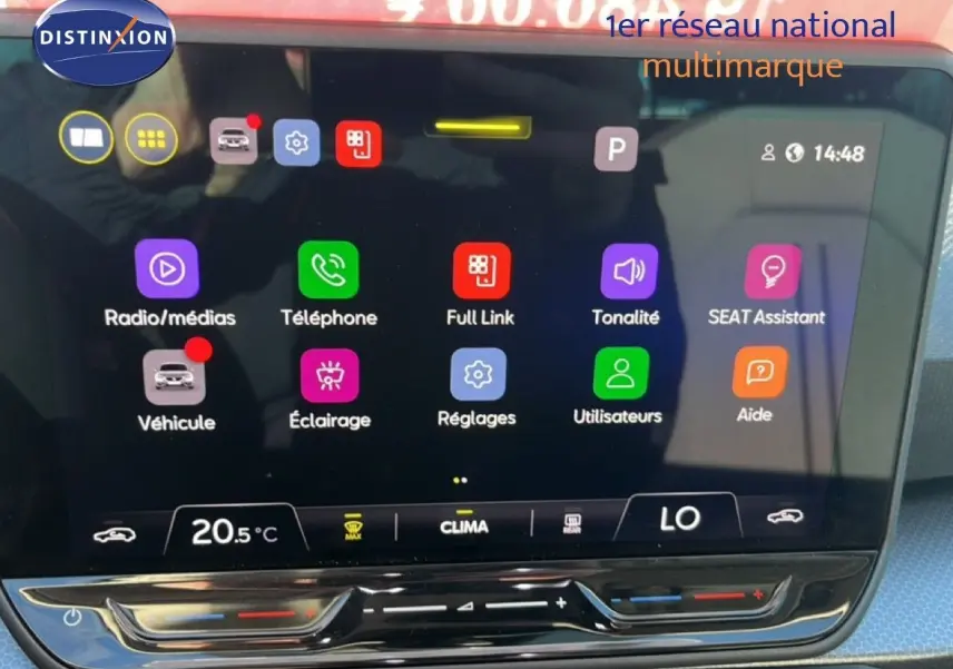 Écran tactile central de la SEAT Leon 2025 affichant les menus multimédias et climatisation, intérieur gris.