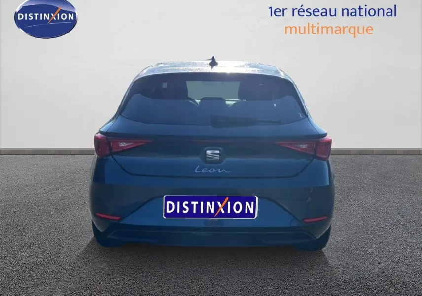 Vue arrière d'une SEAT Leon gris magnétique métal 2025, mettant en valeur ses feux LED et son design épuré.