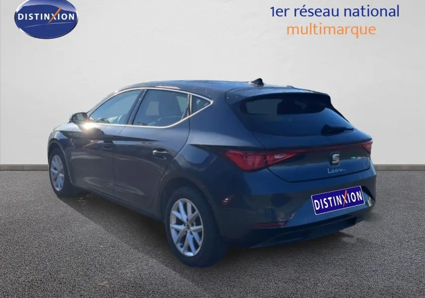 Vue 3/4 arrière droite d'une SEAT Leon gris magnétique métal 2025, avec feux arrière LED et jantes alliage.