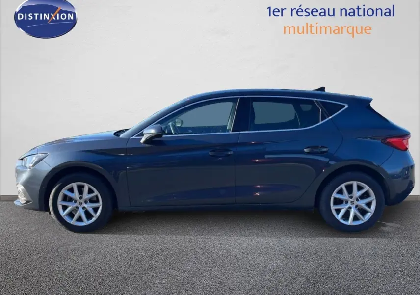 Vue latérale droite d'une SEAT LEON 2025 gris magnétique métal, soulignant ses lignes fluides et ses jantes alliage.