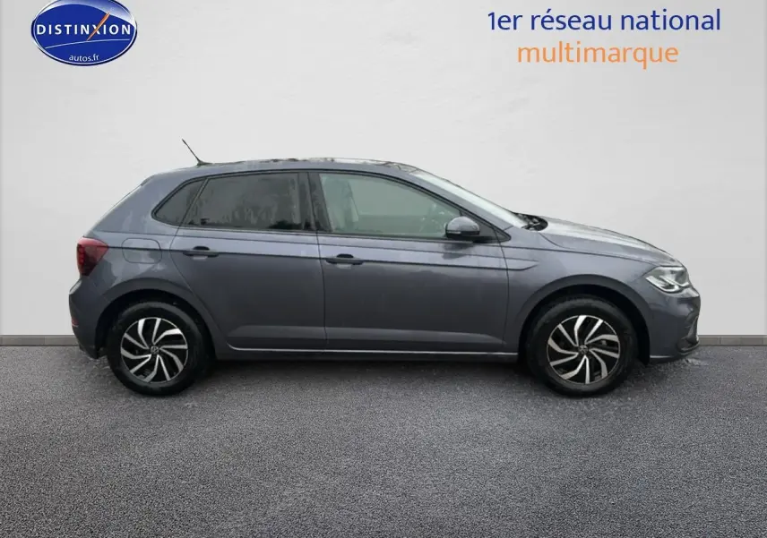 Profil droit d'une Volkswagen Polo gris cendre 2025 avec jantes alliage et antenne de pavillon visible.
