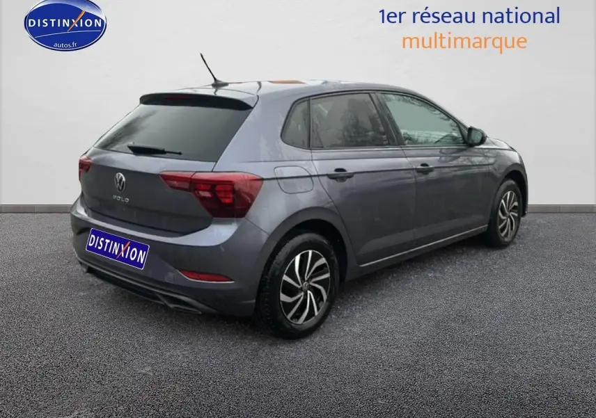 Volkswagen Polo gris cendre vue 3/4 arrière droit, jantes alliage et vitres arrière surteintées visibles.