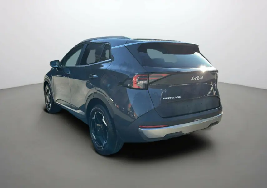 Vue 3/4 arrière droite du KIA Sportage gris eclipse 2026 avec feux arrière LED et jantes alu 18 pouces.