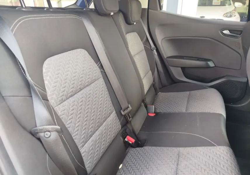 Vue intérieure côté droit des sièges arrière gris et noirs avec ceintures dans une Renault Clio 2022.