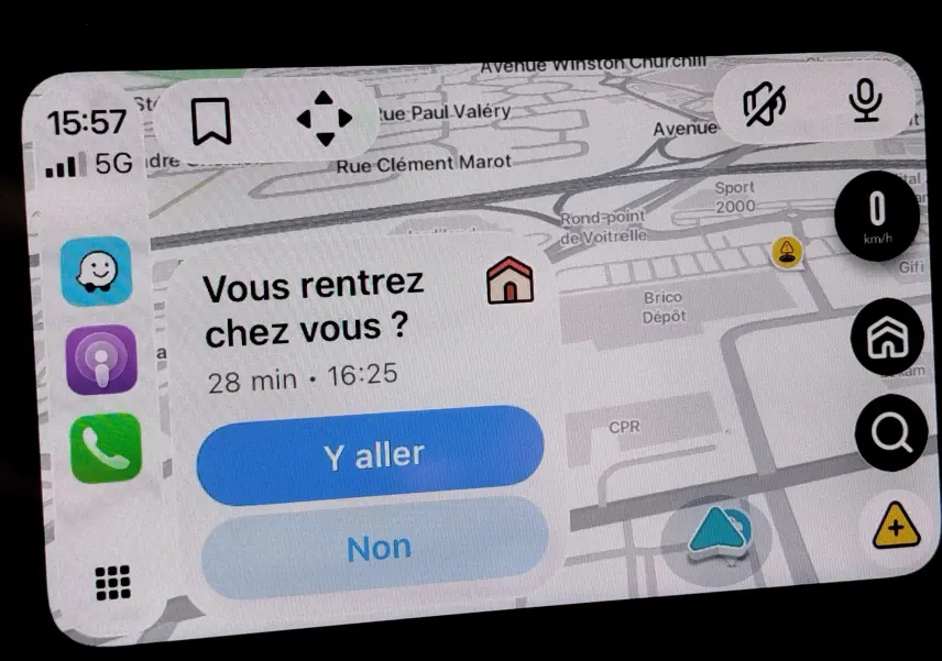 Écran tactile du système de navigation Renault Clio 2022 affichant une suggestion d'itinéraire avec options "Y aller" et "Non".