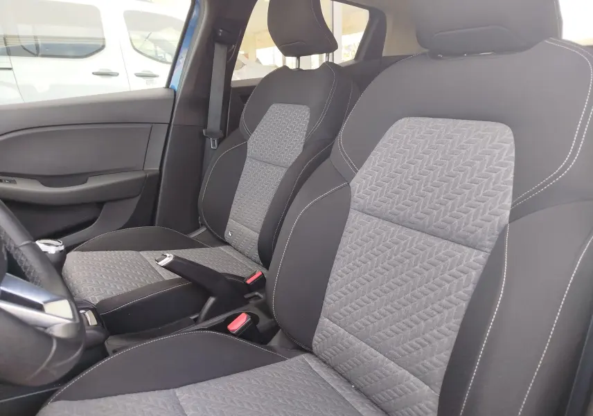 Vue intérieure rapprochée des sièges avant gris et noirs de la Renault Clio 1.0 SCe 65ch Evolution 2022.