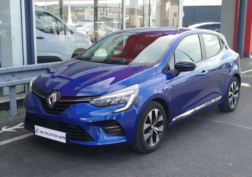 Renault Clio 1.0 SCe 65ch Evolution bleu Iron vue 3/4 avant droit, avec jantes alliage et feux LED distinctifs.